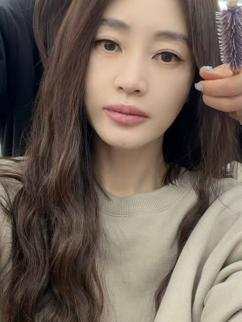 ミニスカートと網タイツ姿を披露したキム・ヘス