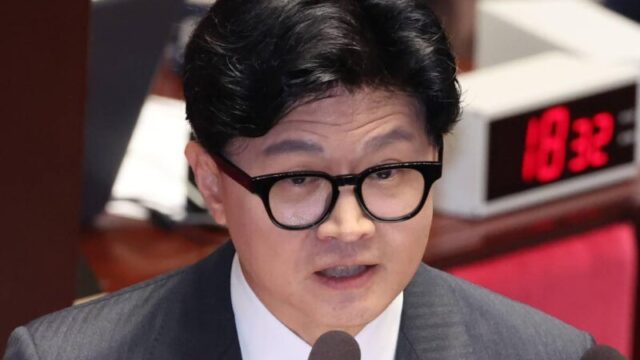 韓東勲氏、立て続けの打撃…「集中砲火」を浴びる