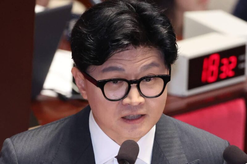 韓東勲氏、立て続けの打撃…「集中砲火」を浴びる
