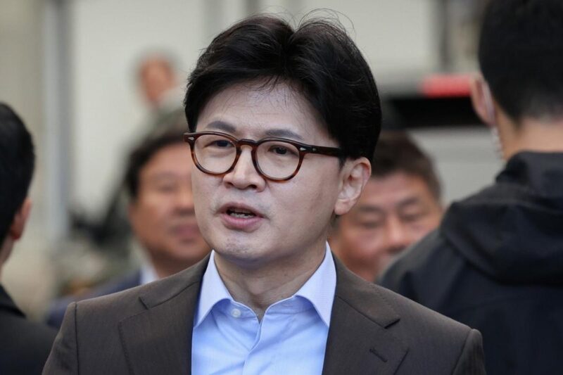 韓東勲氏、立て続けの打撃…「集中砲火」を浴びる