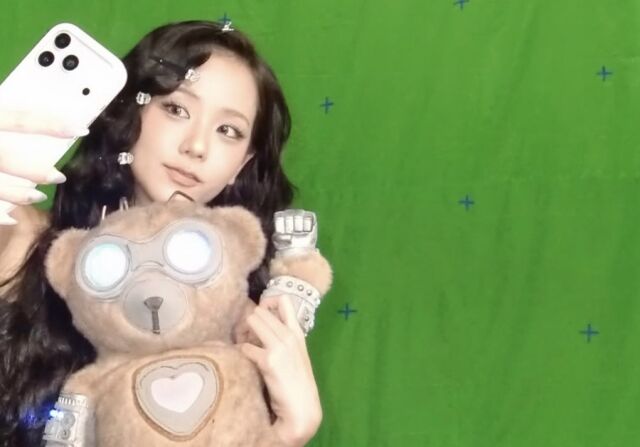 BLACKPINKジス、どっちが本物の人形？お姫様のようなチュールドレス姿でファン魅了！