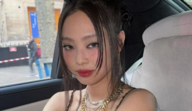 ジェニ、親友の結婚式で「30年前の名品ドレス」着用→特別なゲストコーデ完成…満面の笑み
