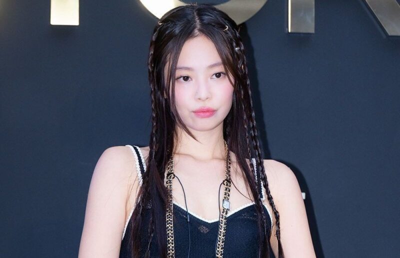 ジェニ、親友の結婚式で「30年前の名品ドレス」着用→特別なゲストコーデ完成…満面の笑み