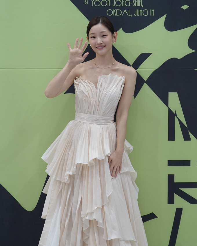 パク・ソダム、一輪の花のような美しさ…純白ドレス姿を披露
