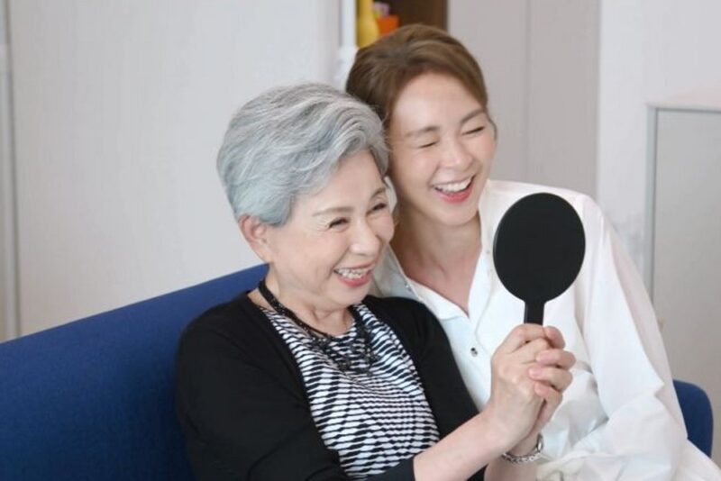 秋山成勲の妻・SHIHO、73歳の母親をTV初公開！「ドッペルゲンガー？前向きな笑顔まで瓜二つ」とスタジオ驚愕