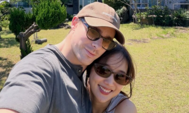 「イギリス男子」ジョシュの妻クッカビ、第1子出産後の突然の活動休止…その真の理由とは？「複数の要因が重なった」