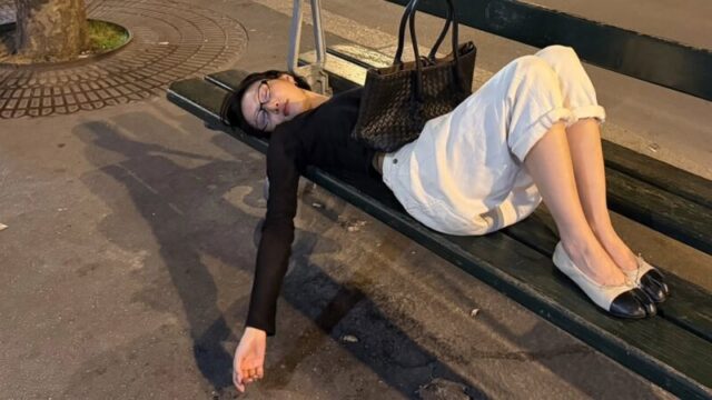 パリの街中で仰向けに？MAMAMOO華莎が公開した意外なオフショットが話題