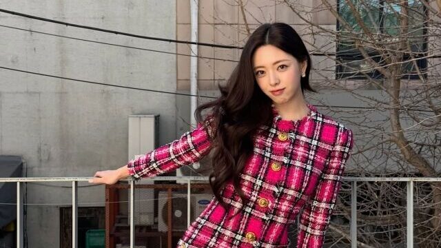 ITZYユナが魅せるピンクのツイードコーデが話題に！俳優としての本格始動も加速