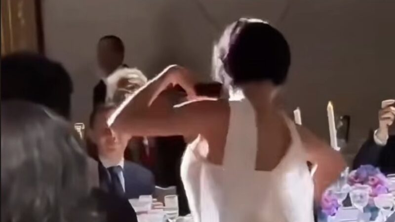 フランス大統領府でジャケットと靴を脱ぎ捨てる圧巻のステージ、K-POP歌手ハサが国賓晩餐会で披露した破格のパフォーマンスが話題に