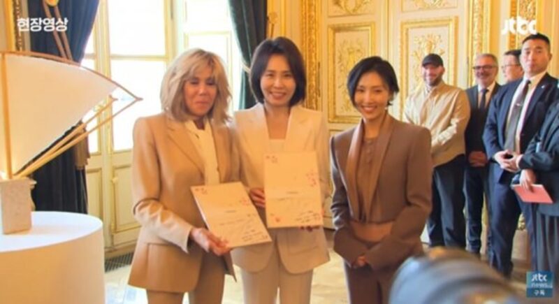 フランス大統領府で政治家たちの前でジャケットと靴を脱ぎ、パフォーマンスしたKポップ歌手