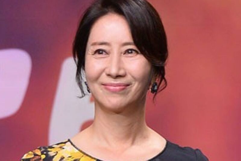 ベテラン女優ソン・オクスが語る衝撃の予知夢体験、『深夜怪談会6』で巫女の貫禄を見せる