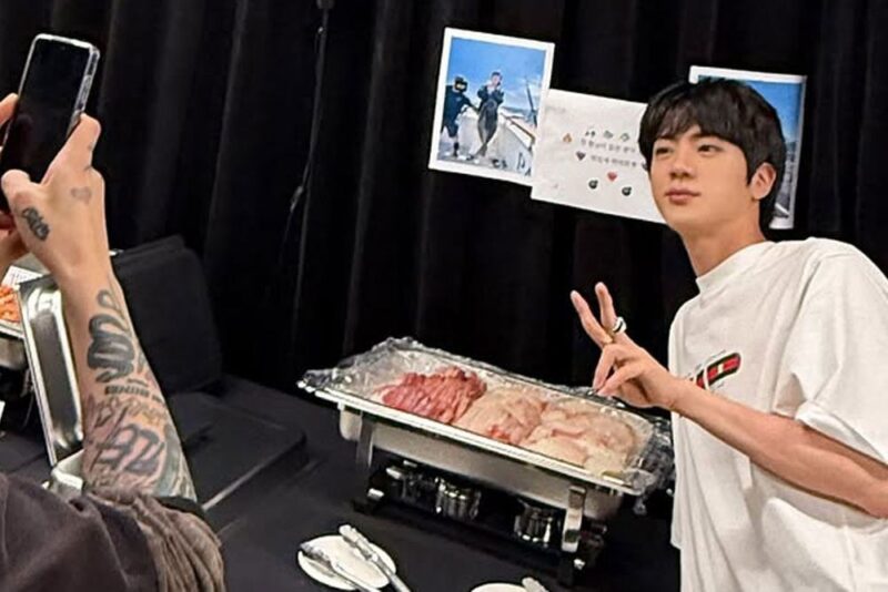 BTSのJIN、自ら釣ったヒラメとマグロをスタッフに差し入れ！温かい気遣いとメンバーとのユーモラスなやり取りが話題に
