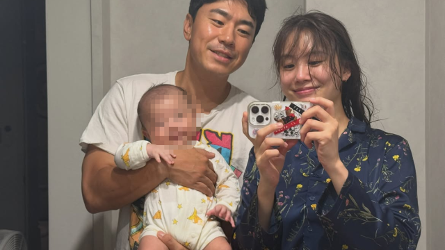 イ・シオン＆ソ・ジスン夫妻、生後4か月の長男を初公開！パパにそっくりな豊かな表情に「遺伝子が優秀」と反響