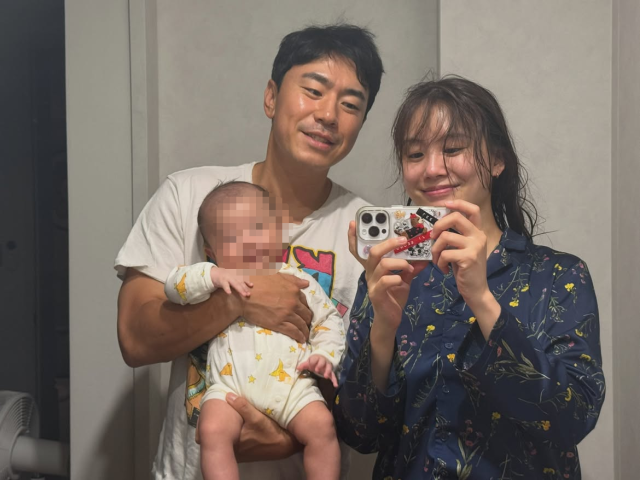 イ・シオン＆ソ・ジスン夫妻、生後4か月の長男を初公開！パパにそっくりな豊かな表情に「遺伝子が優秀」と反響