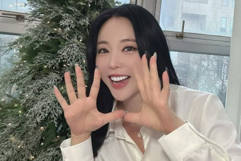 洪真英、「妊娠説」を一蹴。ショートドレス姿が話題…「何と言われそうで写真アップできず」