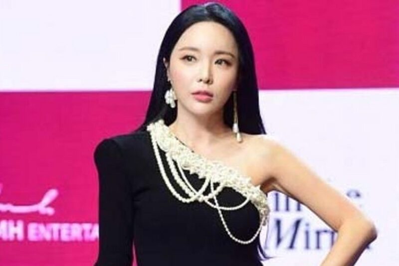 洪真英、「妊娠説」を一蹴。ショートドレス姿が話題…「何と言われそうで写真アップできず」