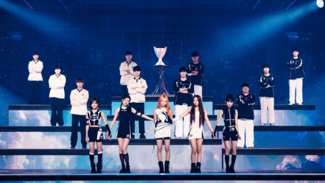 K-POPとeスポーツが融合！5人組ガールズグループKiiiKiii、「2026 LCK決勝戦」オープニングで圧巻のパフォーマンスを披露