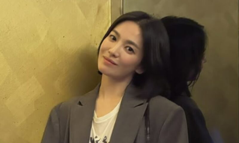 ソン・ヘギョ、日本「男の友達」と肩パックリ＆腕組み親密ポーズに衝撃…「私が愛する友達」