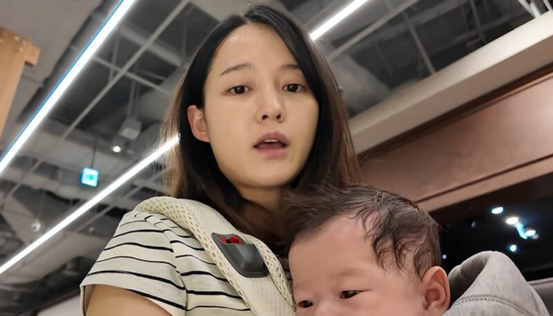 「赤ちゃんが泣き、カメラまでドカン…」ナム・ボラ、子連れ初ショッピングモールは「汗だく」に