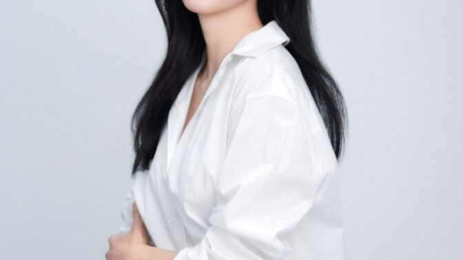 キム・シヒョンが最新プロフィール写真を公開、多彩な表情で魅せる新たな魅力