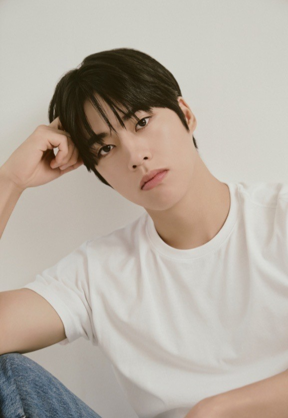 俳優チョ・ハンギョル、新たなプロフィール写真を公開―多彩な魅力と今後の活躍に注目