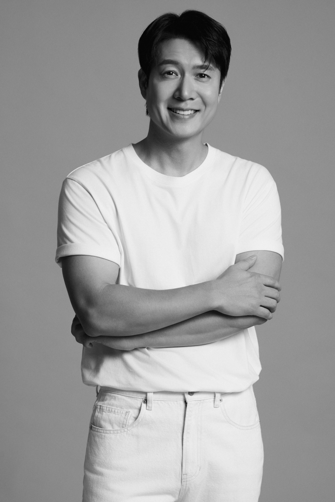 俳優チョ・ヒョンジェ、新プロフィールを公開―洗練されたカリスマと深まる大人の魅力