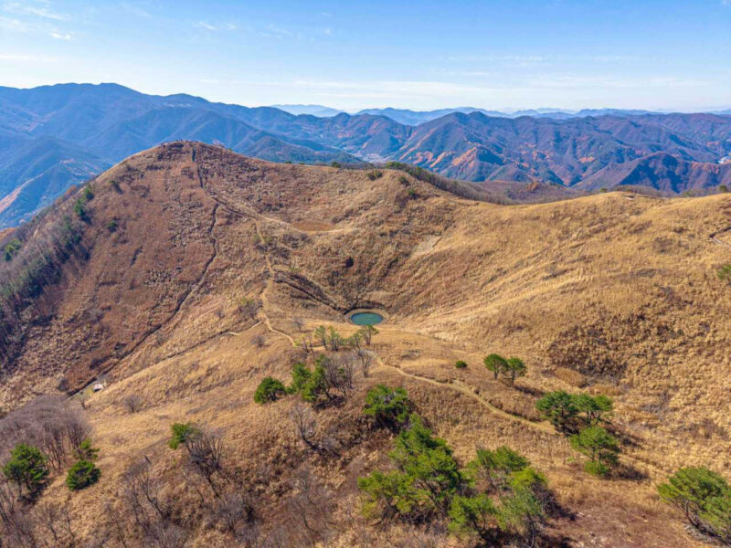 山頂がハゲ山に…10月が待ち遠しい名山