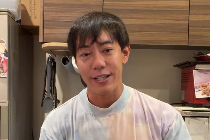 17年間毎日30分しか寝ていないと公言…有名男性スター、24時間生放送中に居眠り→「身体露出」ハプニング勃発