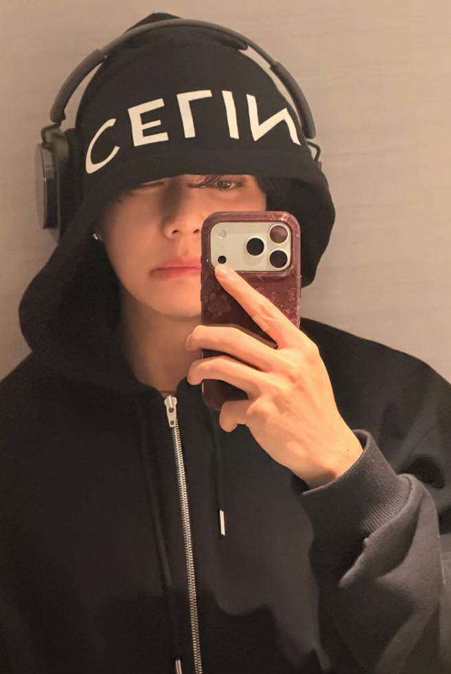 V、輝くフード姿の自撮りショットを公開