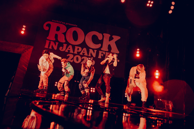 CORTIS（コルティス）「ロッキン」初出演で豪雨を圧倒！米MTV VMAノミネート＆F1シンガポールGP出演へと続く世界展開