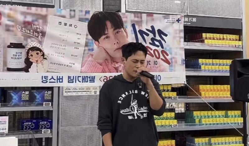 イ・ギチャン、インフル予防シーズンに薬局ステージへ!ヒット曲引っ提げ「『風邪』を聴いてください」
