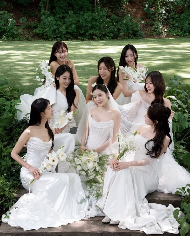 「Nine Muses」が奇跡の再会!10月に結婚を控えるチョ・ガビンのためにメンバー8人がウェディングフォトで大集結
