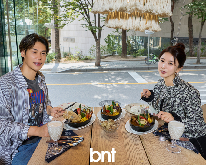 志尊淳＆渡辺謙、北村で絶品グルメ堪能…17種の野菜が溶け込むスープカレーに舌鼓