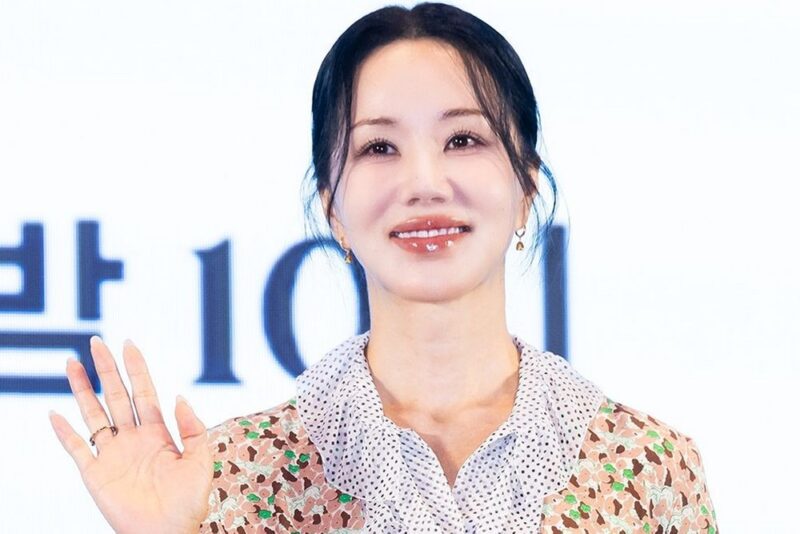 55歳の大御所女優オム・ジョンファ、イタリア旅行中に突然の「号泣」…その理由とワインブランドにかける情熱