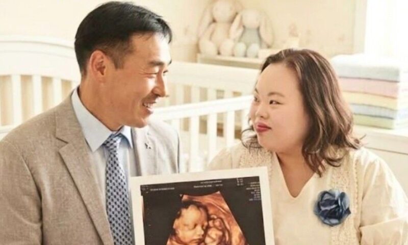 「チョ・ヨンナム夫妻、妊娠説を否定した翌日、夫を自慢『笑うとセクシー』」