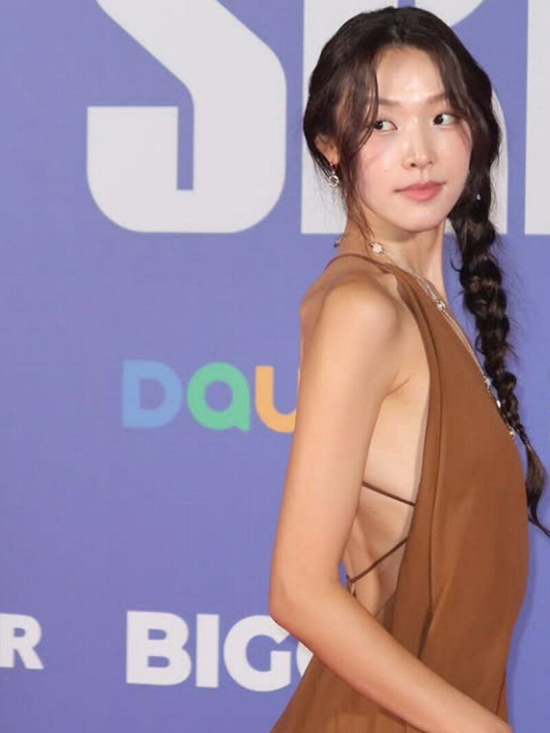 両目を疑わせるような大胆な視覚効果!ミナスのドレスに完璧に対応した長髪も魅力