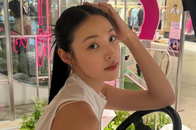 両目を疑わせるような大胆な視覚効果!ミナスのドレスに完璧に対応した長髪も魅力