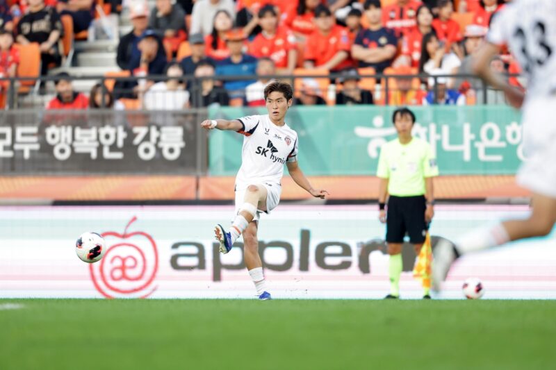 怪我を乗り越えた「ローカルボーイ」がKリーグ通算100試合出場を達成！ファンと歌った勝利の凱歌、済州SK FCの新たなアイコンが誕生