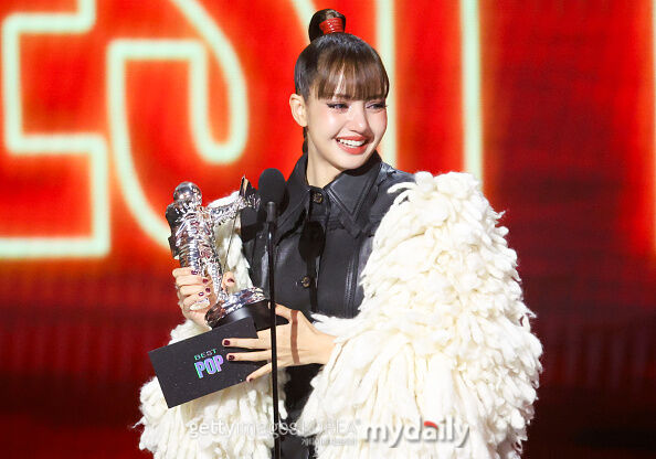 BLACKPINKリサ、K-POPソロとして初の快挙！MTV VMAで「ベスト・ポップ」を受賞