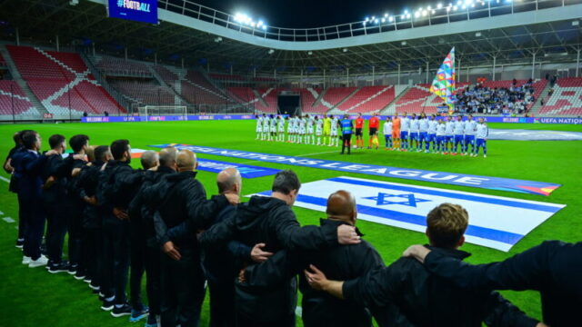 サッカーアイルランド代表、イスラエル戦で異例の抗議行動 黒い腕章着用と握手拒否