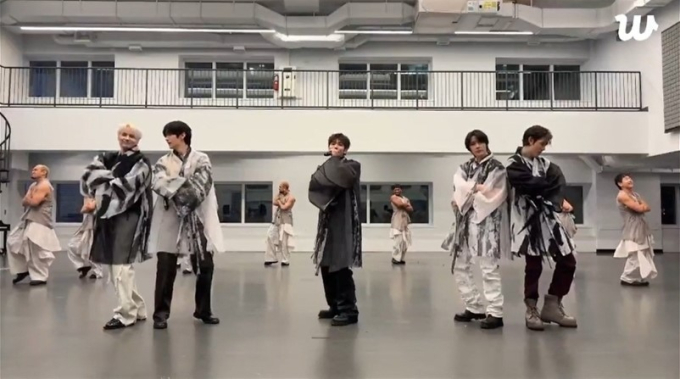 TXT、悪天候による公演中止を乗り越え「練習室フェスティバル」を開催　ファンに感動のサプライズ