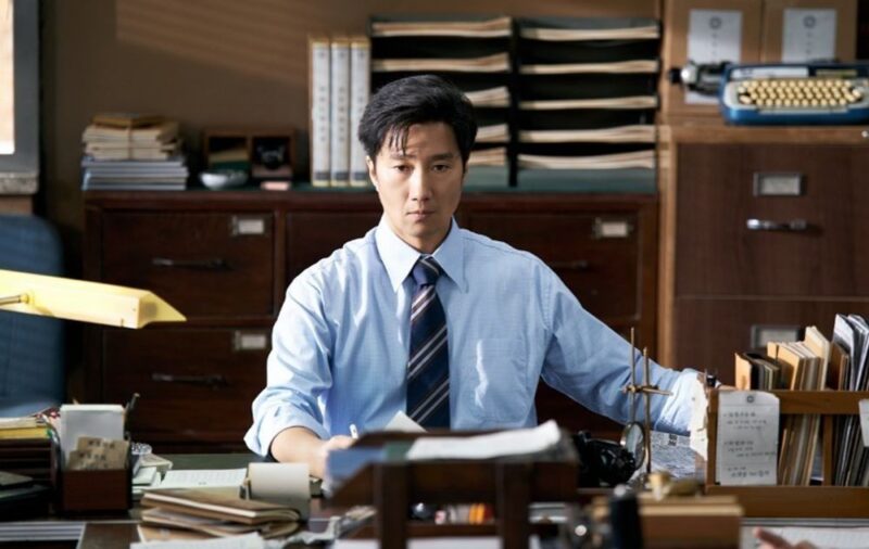 홍혜걸에 이어 JK김동욱도…역사 왜곡 논란 '암살자'가 '암 유발자'로 변신