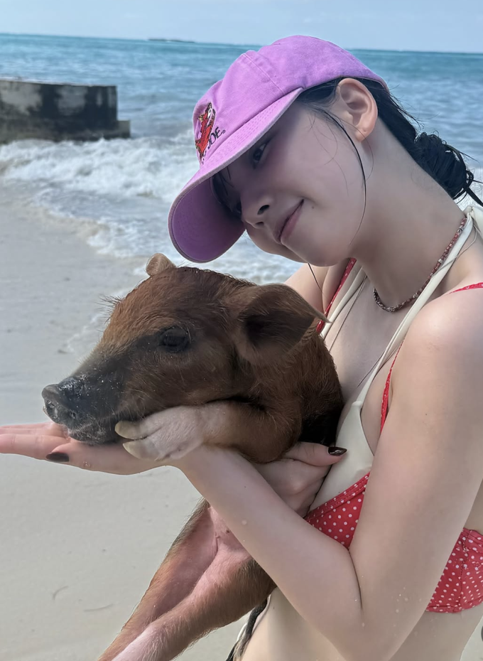 aespaカリナ、バハマでの休日を公開！赤ビキニ姿と子豚とのショットが話題に