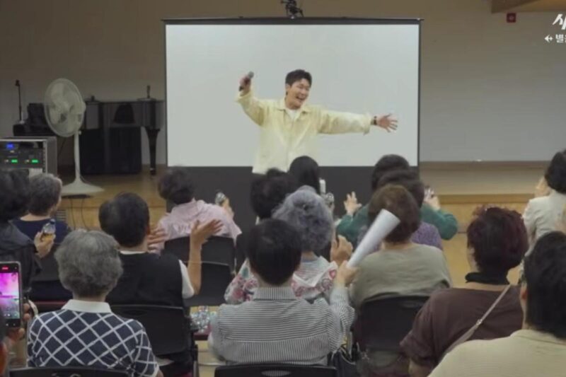 歌手ヨンタク、歌謡教室を開講…ファンが殺到