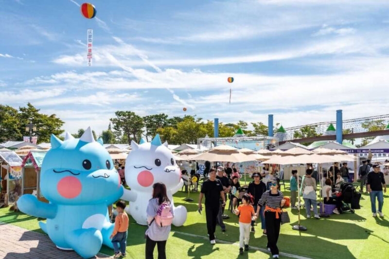 自ら米を炊きイナゴも捕獲、5日間の収穫祭に密着