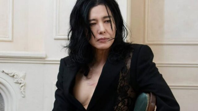 50代後半にして驚異のビジュアル！「元祖・時代を先取りした歌手」ヤン・ジュニル、大胆な透け感スタイルからロングパーマまで圧倒的な存在感