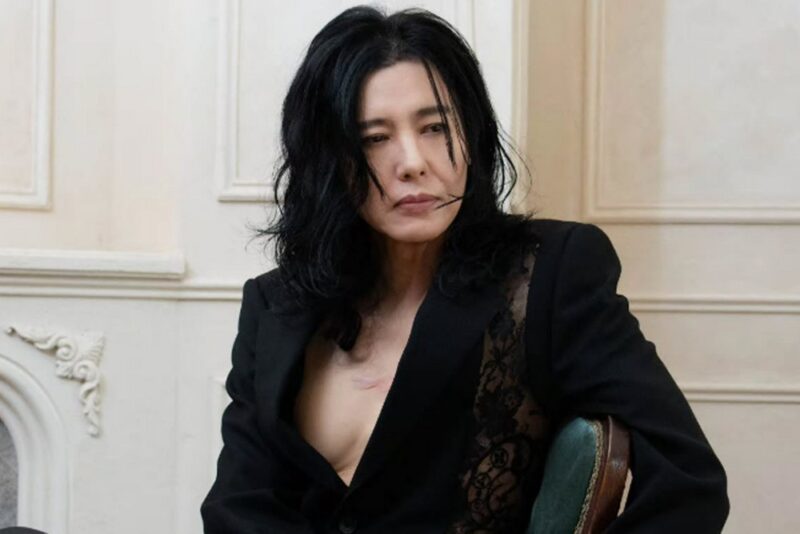 50代後半にして驚異のビジュアル！「元祖・時代を先取りした歌手」ヤン・ジュニル、大胆な透け感スタイルからロングパーマまで圧倒的な存在感