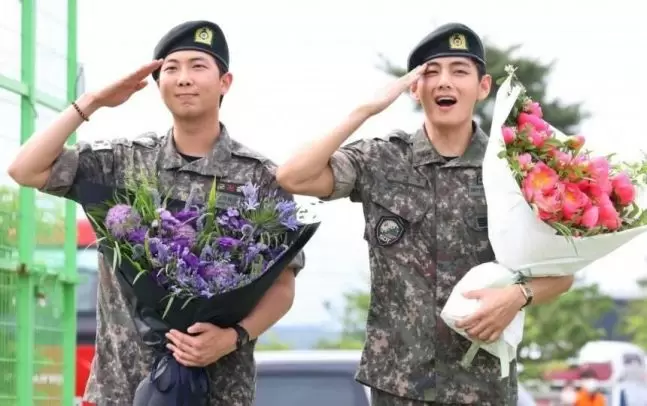 「軍に行きません」と叫んだ金メダリストたち――BTSの誠実な兵役と、セブンティーンのチョン・ハンが示した“義務の意味”