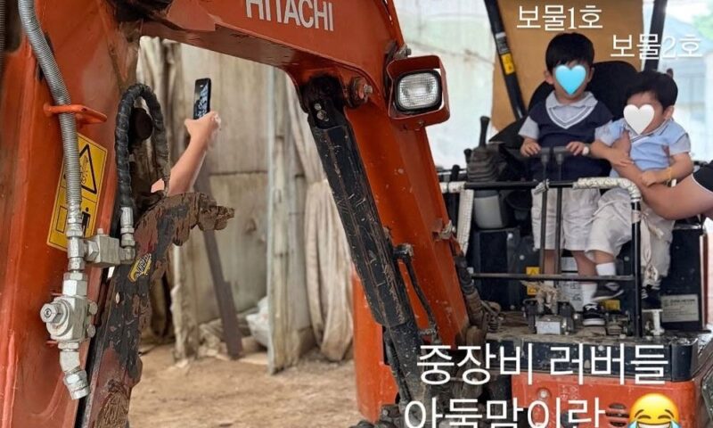 もうこんなに大きかったの？…「エリック♥」ナ・ヘミ、息子たちの写真公開「大型車好きたち」→フォークリフトに乗って「パシャリ」