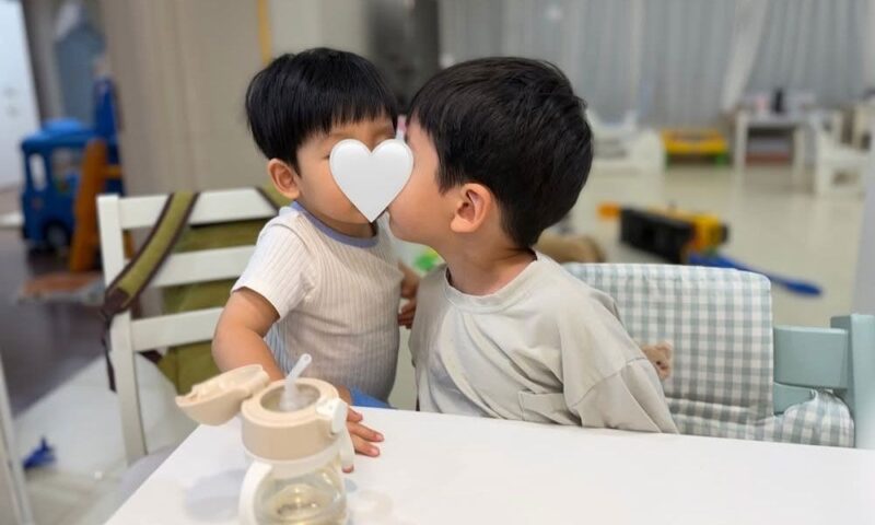 もうこんなに大きかったの？…「エリック♥」ナ・ヘミ、息子たちの写真公開「大型車好きたち」→フォークリフトに乗って「パシャリ」